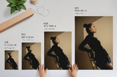 Wandposter Dunkle Silhouette einer Frau, ein Lichtstrahl, Frieden