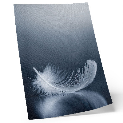 Poster Weiße Feder auf grauem Hintergrund, Symbol für Frieden und Harmonie