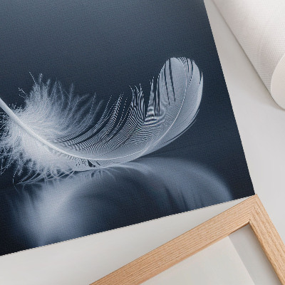 Poster Weiße Feder auf grauem Hintergrund, Symbol für Frieden und Harmonie