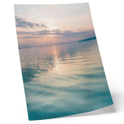 Wandposter Ruhige Wasseroberfläche, warme Farben des Himmels, Brücke