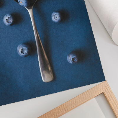 Kunstdruck leinwand Blaubeeren auf einem Löffel auf blauem Hintergrund, Eleganz