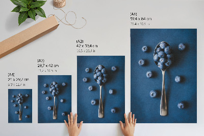 Kunstdruck leinwand Blaubeeren auf einem Löffel auf blauem Hintergrund, Eleganz