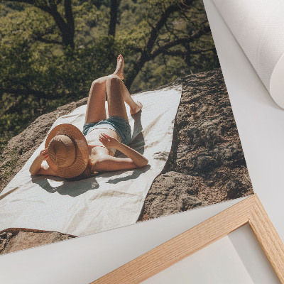 Wandposter Entspannung auf einem Felsen, grüne Bäume, Natur