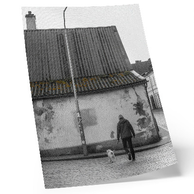 Poster Eine Person mit einem Hund vor einem alten Gebäude