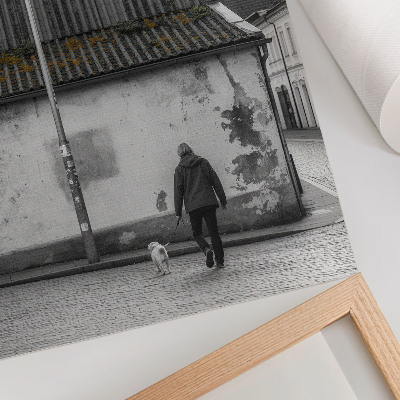 Poster Eine Person mit einem Hund vor einem alten Gebäude