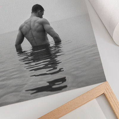 Kunstdruck leinwand Mann kopfüber im ruhigen Wasser vor grauem Hintergrund