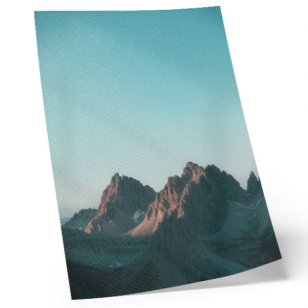 Wandposter Beeindruckende Berge unter strahlend blauem Himmel