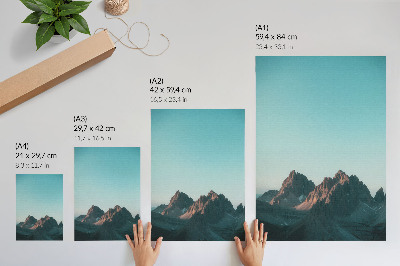 Wandposter Beeindruckende Berge unter strahlend blauem Himmel
