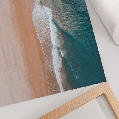 Wandposter Die Wellen des Ozeans treffen minimalistisch auf den Strand