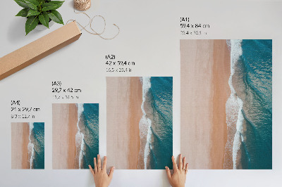 Wandposter Die Wellen des Ozeans treffen minimalistisch auf den Strand