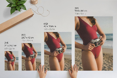 Poster Strandfeeling, burgunderroter Anzug, Kamerafotografie
