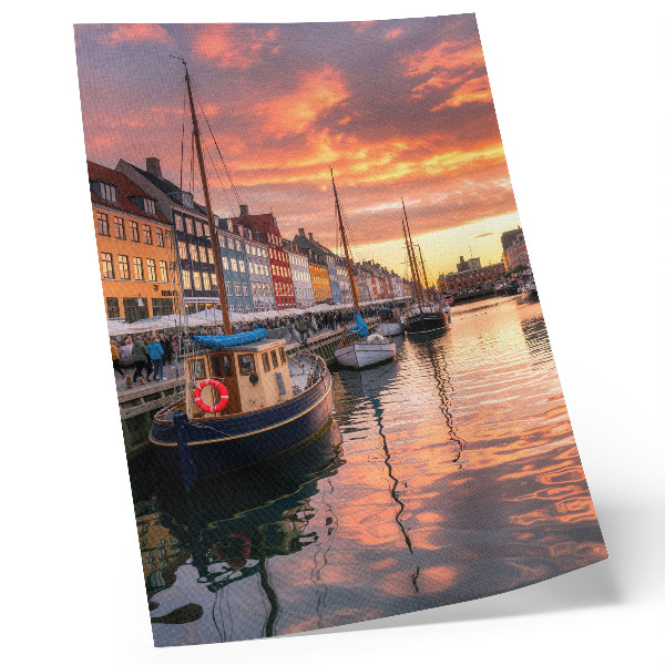Poster Bunte Mietshäuser, Spiegelungen im Wasser, die Wärme des Himmels