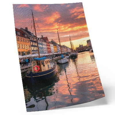 Poster Bunte Mietshäuser, Spiegelungen im Wasser, die Wärme des Himmels