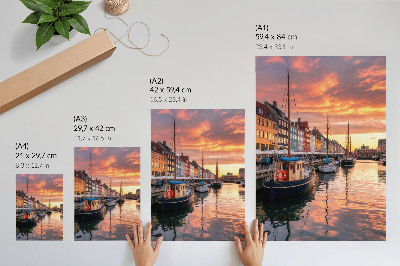 Poster Bunte Mietshäuser, Spiegelungen im Wasser, die Wärme des Himmels