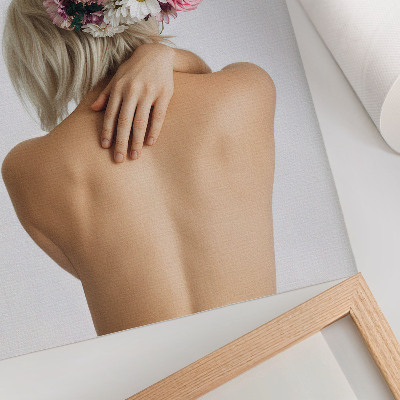 Wandposter Ein Blumenarrangement im Haar einer Frau