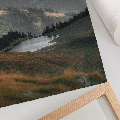 Wandposter Hügel, See und Bergkulisse in Harmonie