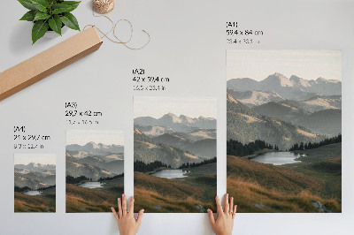 Wandposter Hügel, See und Bergkulisse in Harmonie