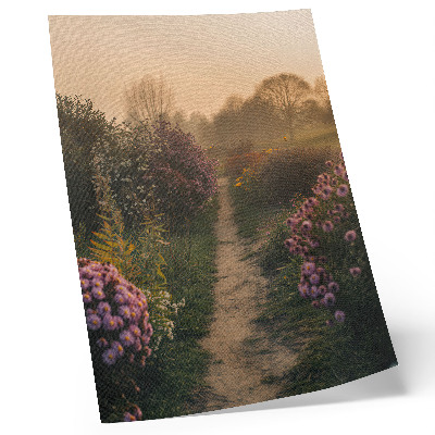 Wandposter Bezaubernde Gartenwegblumen im Morgennebel