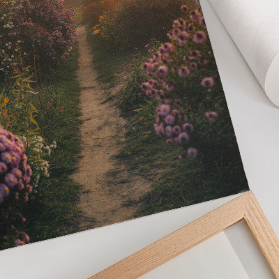Wandposter Bezaubernde Gartenwegblumen im Morgennebel
