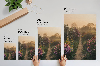 Wandposter Bezaubernde Gartenwegblumen im Morgennebel