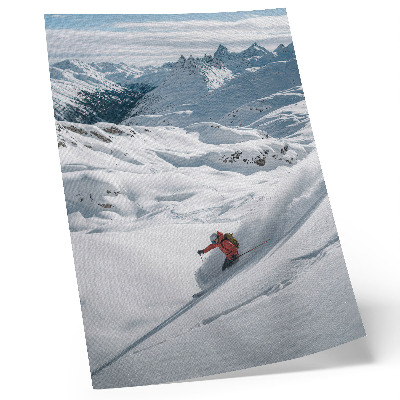Poster Skifahrer in Aktion, weiße Berge, blauer Himmel