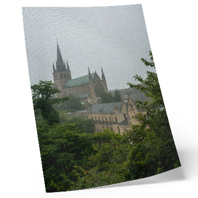 Wandposter Eine gotische Kathedrale inmitten grüner Bäume