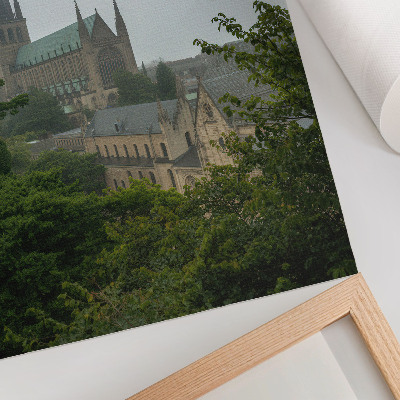 Wandposter Eine gotische Kathedrale inmitten grüner Bäume