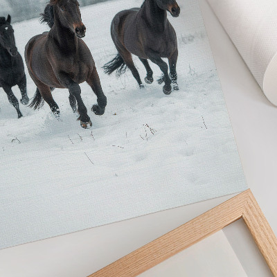 Poster Schwarze Pferde in Bewegung vor schneebedecktem Hintergrund