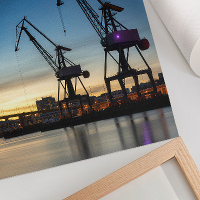 Wandposter Kräne vor der Kulisse eines dynamischen Sonnenuntergangs