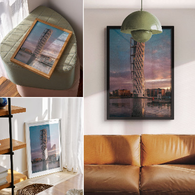 Poster Ein moderner Turm vor der Kulisse des Sonnenuntergangs