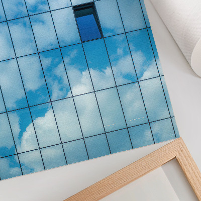Poster Eine Glasfassade, die Himmel und Wolken reflektiert