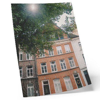 Wandposter Bunte Fassaden, grüne Bäume, Sonne am Himmel