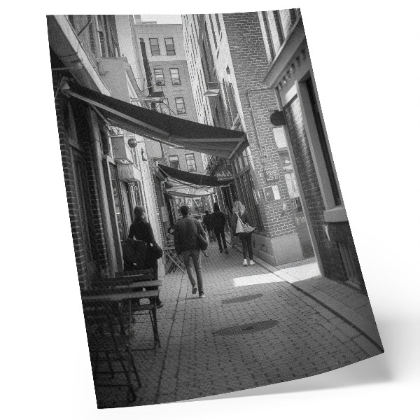 Wandposter Schwarz-weiße, schmale Backsteinfassaden in der Stadt