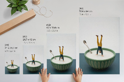 Poster Figur in einer Schüssel mit Milch und grünen Blättern