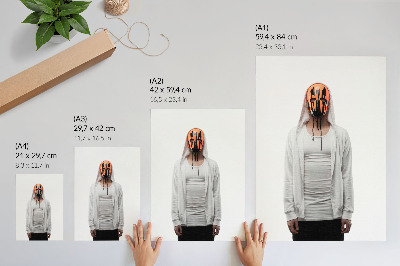 Poster Eine Gestalt mit orangefarbener Maske in weißer Kleidung