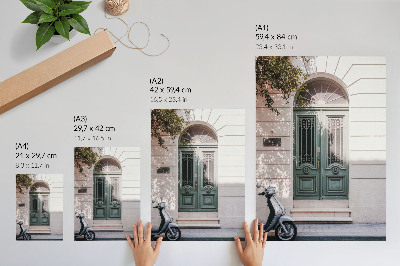 Kunstdruck leinwand Elegante Fassade mit grünen Türen und einem Roller