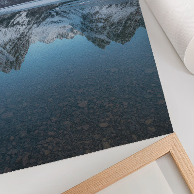 Wandposter Symmetrische Winterberge spiegeln sich im See
