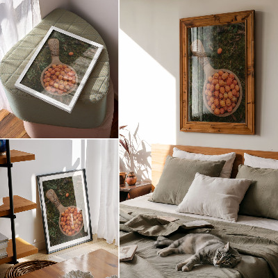 Poster Eine Holzschale mit Beeren vor einem moosigen Hintergrund