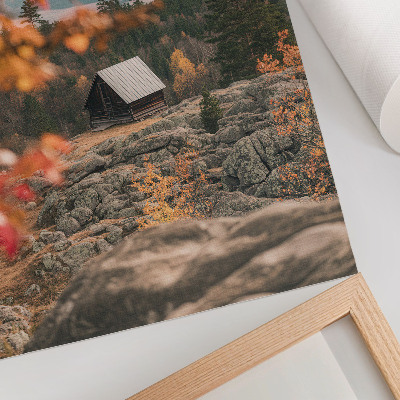 Poster Ein Haus auf einem Felsen zwischen Bäumen im Herbst, friedliche Natur