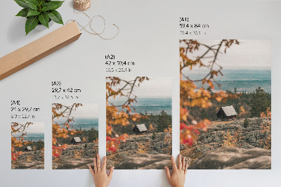 Poster Ein Haus auf einem Felsen zwischen Bäumen im Herbst, friedliche Natur