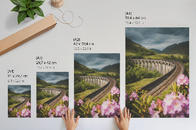 Wandposter Steinviadukt, grüne Hügel, pastellfarbene Blumen