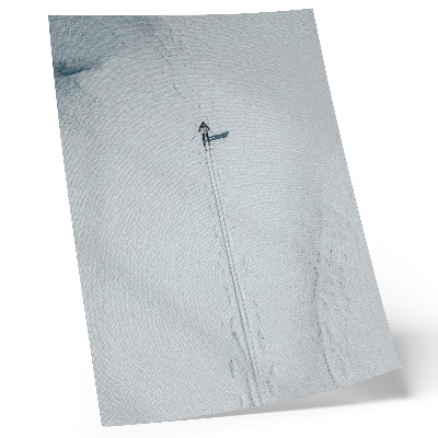 Wandposter Ein einsamer Skifahrer in einer verschneiten Wüste