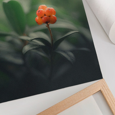 Poster Orangefarbene Beeren auf grünem Hintergrund