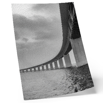 Poster Eine monumentale Brücke in Grautönen