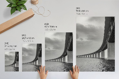 Poster Eine monumentale Brücke in Grautönen