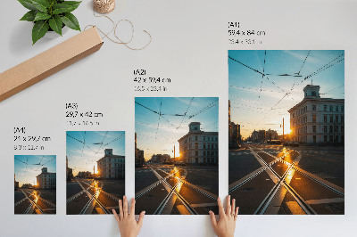 Wandposter Die untergehende Sonne über der Stadt mit ihrer Architektur