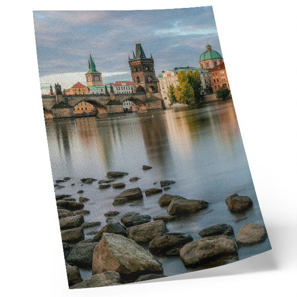 Poster Ein malerisches Panorama der Stadt mit einer Brücke über den Fluss