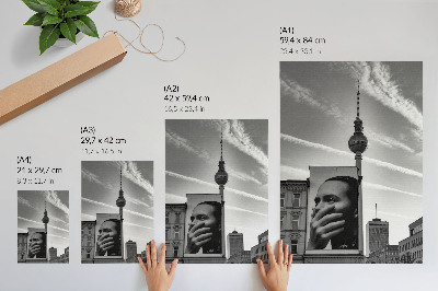 Wandposter Eine Stadt mit einem Wandgemälde und einem Fernsehturm