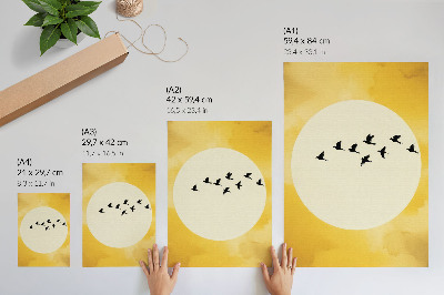 Wandposter Vögel vor einem Kreis in einem gelben Feld