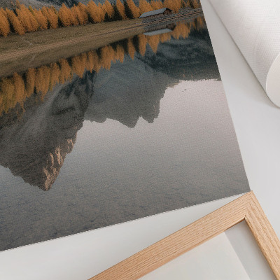 Poster Ruhiger See, Herbstbäume, Spiegelung der Berge, Natur